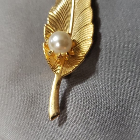 ❤️5/$25 Vintage 1980 Leaf Faux Pearl Brooch - Picture 2 of 4